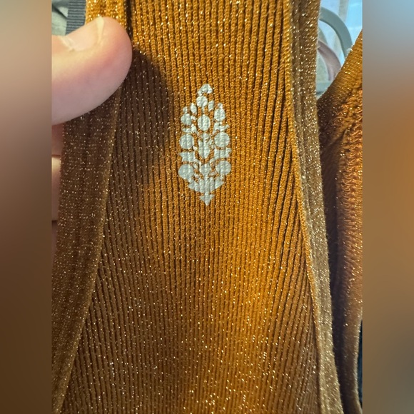 Happiness Runs Lurex Sweetheart Crop Tank Color: Kona Lurex M/L NWOT - Picture 6 of 6